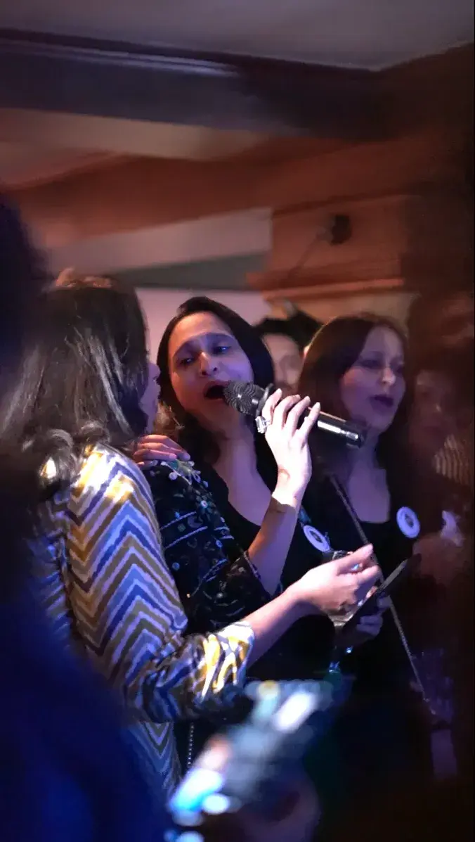 /img/women-singing-karaoke.webp